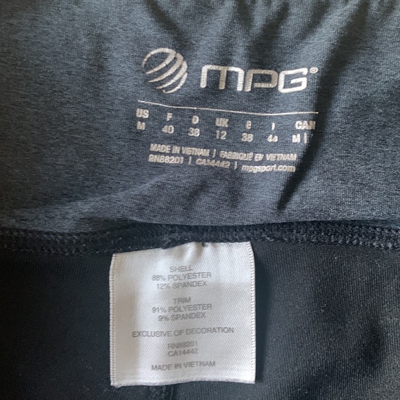 MPG Capris Leggings - Picture 3 of 4